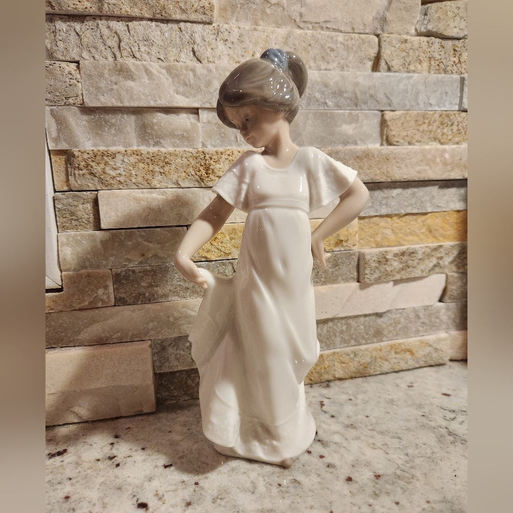 Nao by Lladro Collectible Porcelain Figurine : HOW PRETTY!